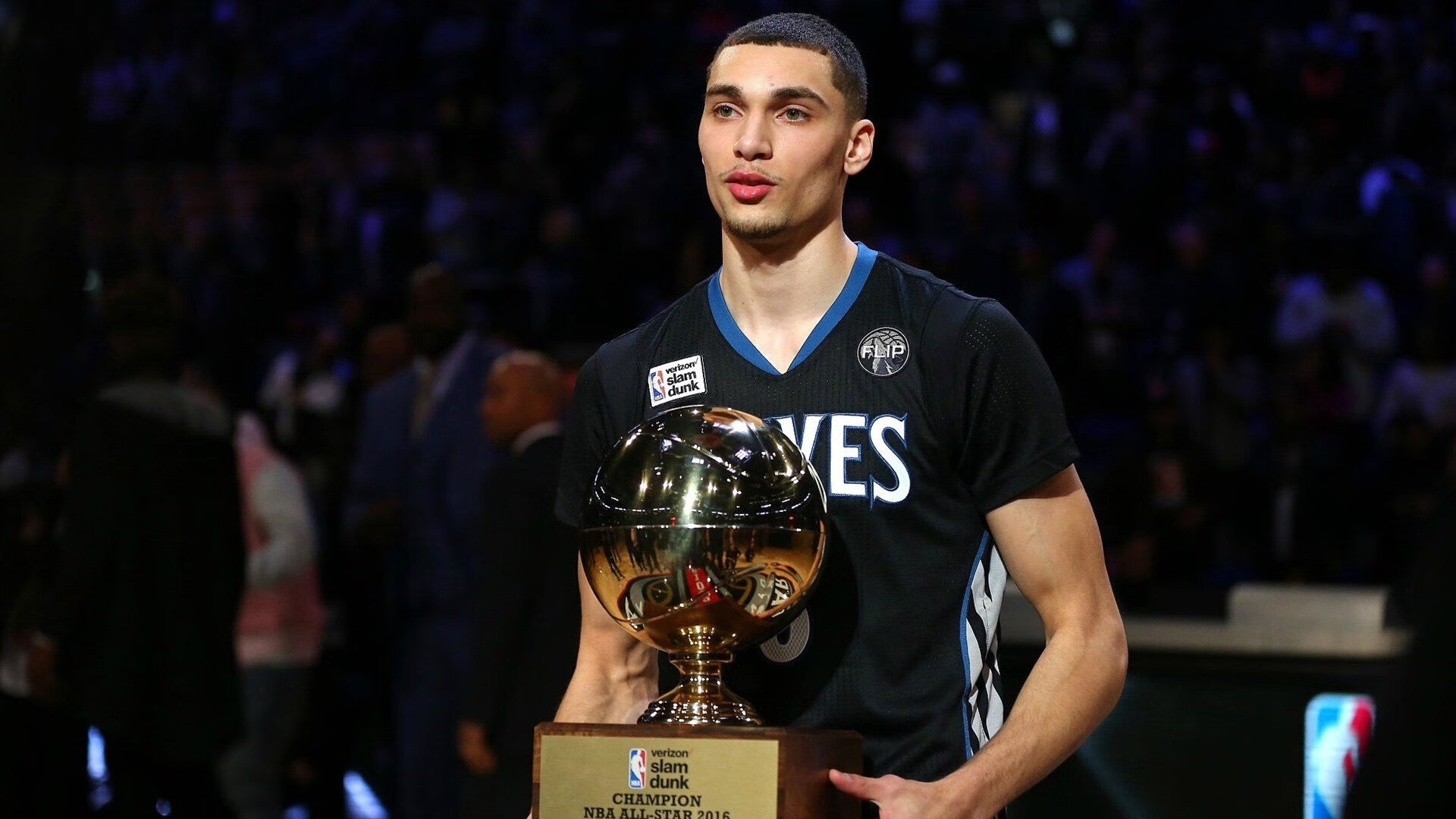 九游娱乐网站体验棒-伊朗门将扑球滑进雪堆消失3秒，观众惊呼“魔术门将”，伊朗队守门员